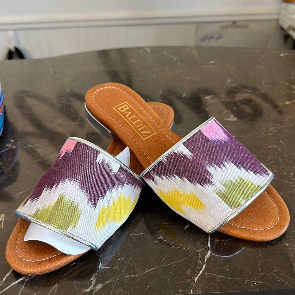 NWT Valdez silk slides size 38 silver heal